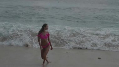 Pembe bikini oynayan güzel tabaklanmış fitness kadın, plajda serbest zaman harcama - yavaş hareket video