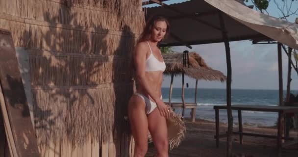 Belle Femme Fitness Bronzée Bikini Posant Avec Chapeau Paille Près — Video