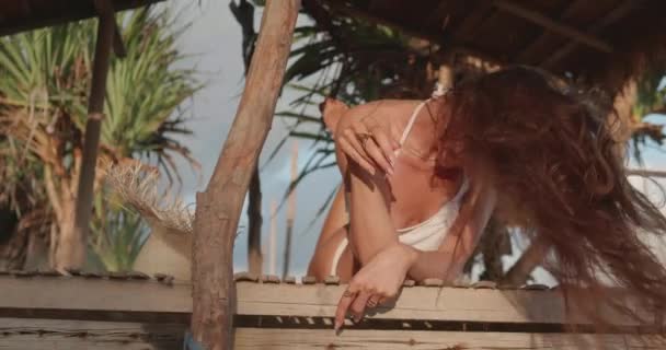 Bella Donna Abbronzata Bikini Posa Vicino Alla Spiaggia Video Rallentatore — Video Stock