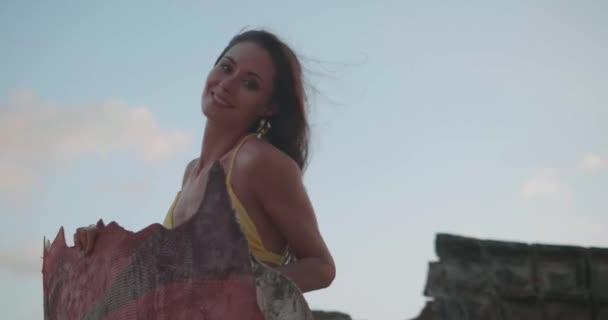 해변에서 난파선 근처에서 포즈를 취하는 노란색 비키니를 아름다운 행복한 여성의 — 비디오