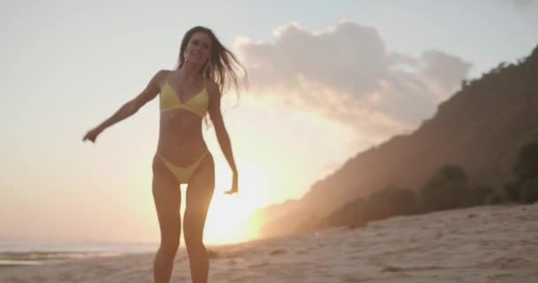 Hermosa Mujer Feliz Forma Bronceada Bikini Amarillo Playa Durante Puesta — Vídeo de stock