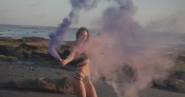 Hermosa Mujer Bikini Bailando Con Humo Colores Playa Arena Negra — Vídeo de stock