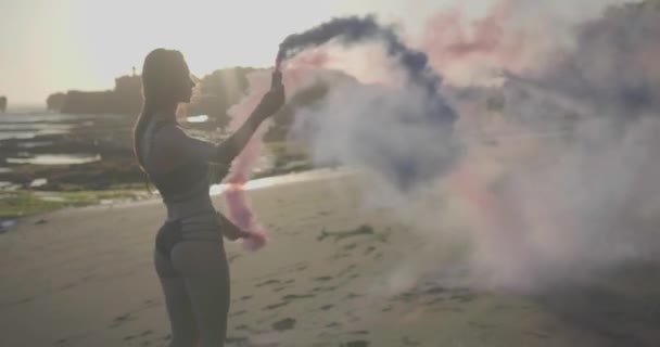 Piękna Kobieta Bikini Taniec Kolorowym Dymem Czarnej Piaszczystej Plaży Podczas — Wideo stockowe