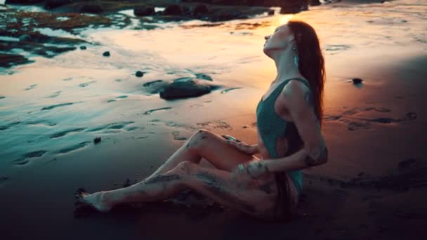 Schöne Sinnliche Frau Funkelnden Badeanzug Posiert Schwarzen Sandstrand Während Des — Stockvideo