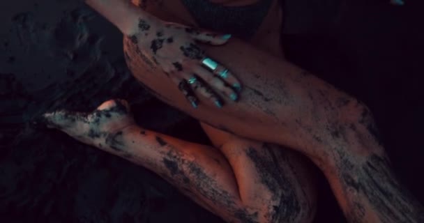 Mooie Sensuele Vrouw Sprankelende Badpak Poseren Het Zwarte Zandstrand Tijdens — Stockvideo