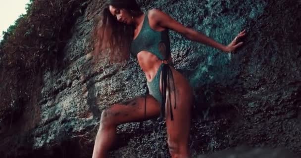 Mulher Sensual Bonita Maiô Espumante Tomando Banho Sob Pequena Cachoeira — Vídeo de Stock