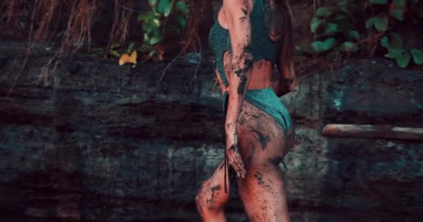 Mooie Sensuele Vrouw Sprankelende Badpak Neemt Douche Onder Kleine Waterval — Stockvideo