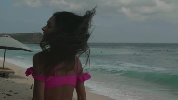 Piękna Opalona Kobieta Fitness Różowym Bikini Spędzania Wolnego Czasu Plaży — Wideo stockowe
