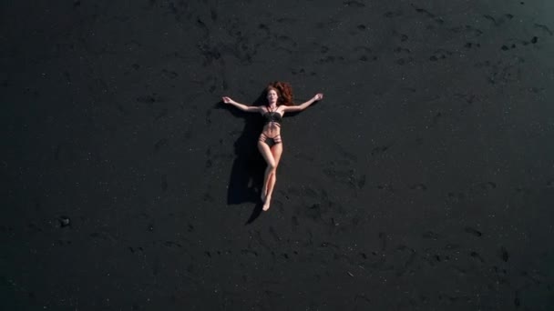 Top Vista Aérea Drone Bela Mulher Sensual Biquíni Posando Praia — Vídeo de Stock