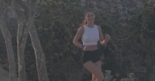 Ung Attraktiv Kvinna Jogging Sea Shore Cliff Vid Sunrise — Stockvideo