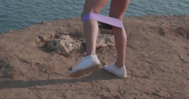 Ung Attraktiv Kvinna Utövar Med Resistance Power Band Sea Shore — Stockvideo