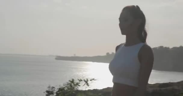 Giovane Donna Attraente Che Esercita Sulla Scogliera Riva Del Mare — Video Stock