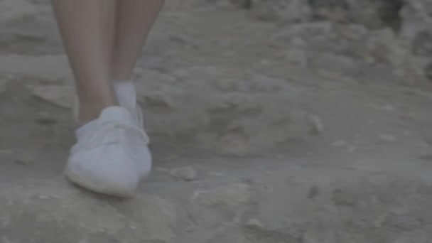 Zbliżenie Białego Sportu Damskie Buty Chodzenie Skałach — Wideo stockowe
