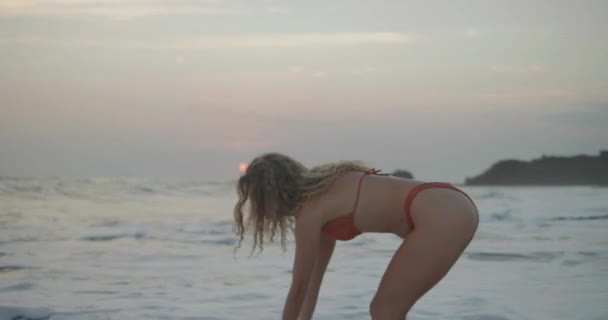 Красива Щаслива Дівчина Помаранчевому Бікіні Відпочиває Пляжі Заході Сонця — стокове відео