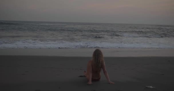 Visão Traseira Menina Bonita Biquíni Laranja Relaxante Praia Preta Pôr — Vídeo de Stock