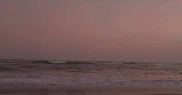 Schwarzer Sandstrand Und Meerwasser Bei Schönem Sonnenuntergang — Stockvideo