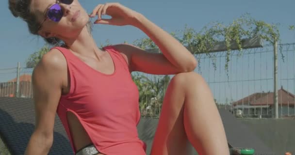 Hermosa Mujer Traje Baño Rojo Gafas Sol Relajándose Cama Sol — Vídeos de Stock