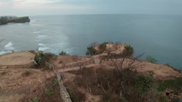 Aerial Drone Syn Ung Attraktiv Kvinna Jogging Sea Shore Cliff — Stockvideo