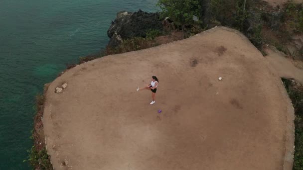 Vista Aérea Del Dron Joven Atractiva Mujer Ejercitándose Acantilado Orilla — Vídeos de Stock