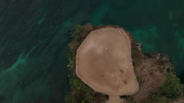 Gün Doğumunda Deniz Kıyısındaki Kayalıkta Egzersiz Genç Çekici Kadın Havadan — Stok video