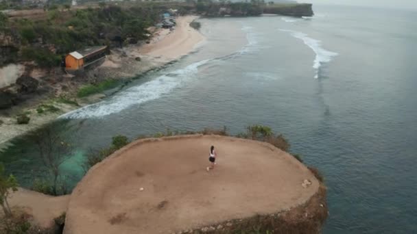 Vista Aérea Drone Mulher Atrativa Nova Que Exercita Com Faixa — Vídeo de Stock