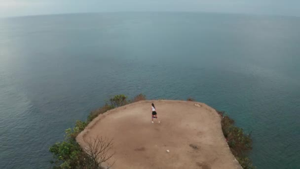 Vista Aérea Drone Mulher Atrativa Nova Que Exercita Com Faixa — Vídeo de Stock