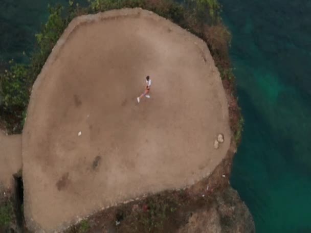 Vista Aérea Drone Mulher Atrativa Nova Que Exercita Com Faixa — Vídeo de Stock