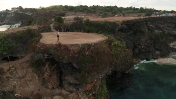 Veduta Aerea Drone Giovane Donna Attraente Prendendo Pausa Dopo Esercizio — Video Stock