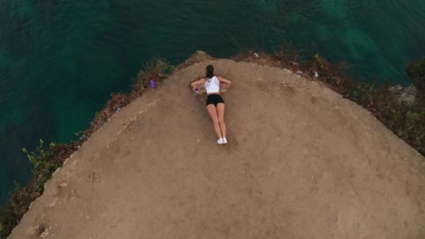 Gün Doğumunda Deniz Kıyısındaki Kayalıkta Egzersiz Yapan Genç Çekici Kadının — Stok video