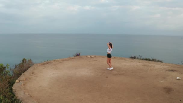 Vista Aérea Del Dron Joven Atractiva Mujer Que Extiende Acantilado — Vídeo de stock