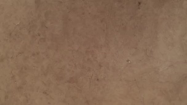 Vue aérienne de drone de jeune femme attrayante s'étendant sur la falaise de bord de mer au lever du soleil 