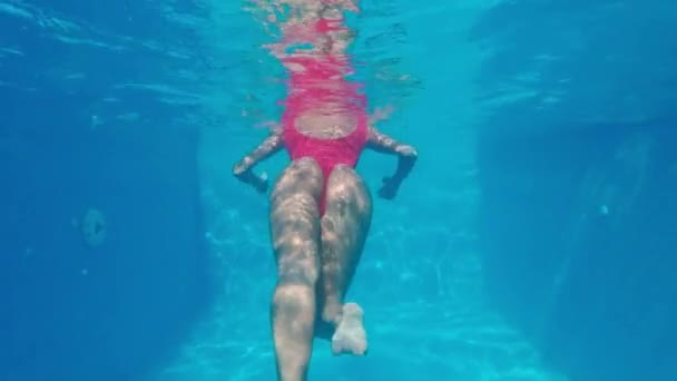 Unterwasser Rückansicht Einer Schönen Frau Rosafarbenen Badeanzug Beim Schwimmen Freibad — Stockvideo