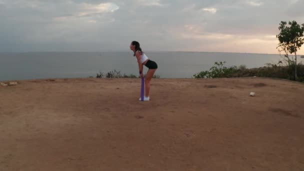 Genç Çekici Kadın Gün Doğumunda Deniz Kıyısında Uçurumda Direnç Güç — Stok video