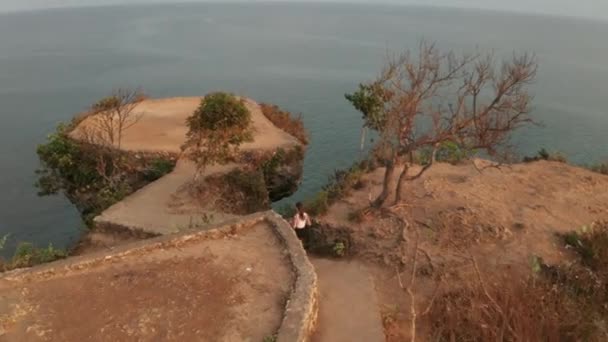 Aerial Drone Syn Ung Attraktiv Kvinna Jogging Sea Shore Cliff — Stockvideo