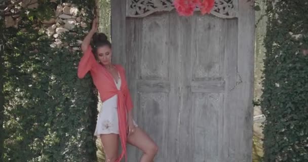 Mulher Bonita Posando Jardim Com Flores Perto Portão Porta Madeira — Vídeo de Stock