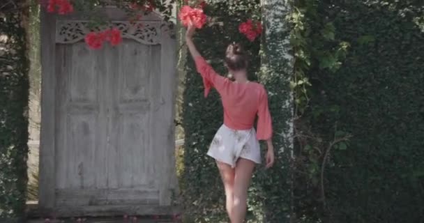 Mooie Vrouw Poseren Tuin Met Bloemen Buurt Van Houten Deur — Stockvideo