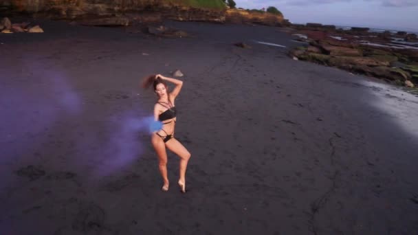 Vzdušný Pohled Krásnou Smyslnou Ženu Bikinách Barevným Kouřem Pláži Černého — Stock video