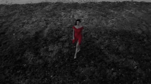 Vista Aérea Drone Mulher Bonita Vestido Vermelho Posando Nas Rochas — Vídeo de Stock