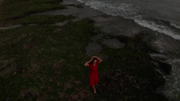 Vista Aérea Del Dron Hermosa Mujer Vestido Rojo Caminando Sobre — Vídeo de stock