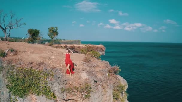 Vista Aérea Del Dron Hermosa Mujer Vestido Rojo Pie Acantilado — Vídeo de stock