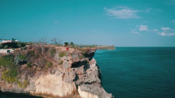 Vue Aérienne Drone Belle Femme Robe Rouge Debout Sur Falaise — Video