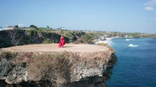 Antena Drone Widok Pięknej Kobiety Czerwonej Sukni Stwarzające Klifie Morskiej — Wideo stockowe