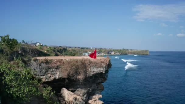 Vista Aérea Drone Mulher Bonita Vestido Vermelho Posando Penhasco Costa — Vídeo de Stock