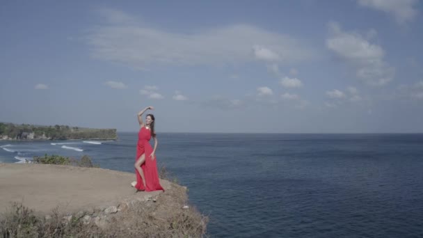 Vista Aérea Drone Mulher Bonita Vestido Vermelho Posando Penhasco Costa — Vídeo de Stock