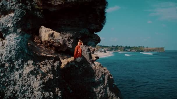 Pandangan Udara Terhadap Wanita Cantik Berbaju Merah Berpose Tebing Pantai — Stok Video