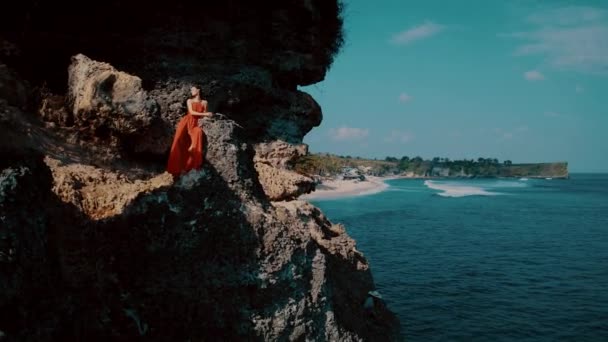 Drohnenbild Der Schönen Frau Rotem Kleid Posiert Einem Sonnigen Sommertag — Stockvideo