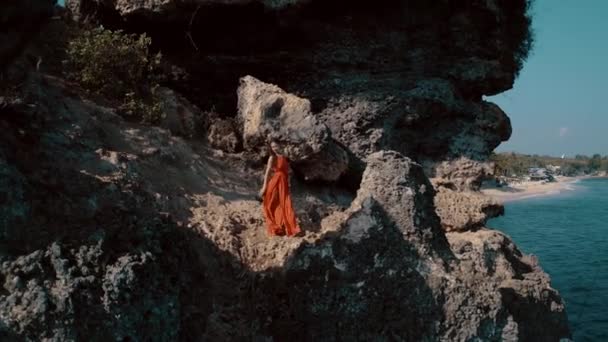 Vue Aérienne Drone Belle Femme Robe Rouge Posant Sur Falaise — Video