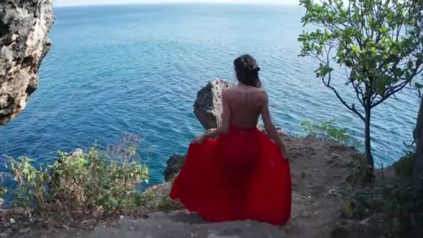 Drone Aéreo Visão Traseira Bela Mulher Vestido Vermelho Andando Penhasco — Vídeo de Stock