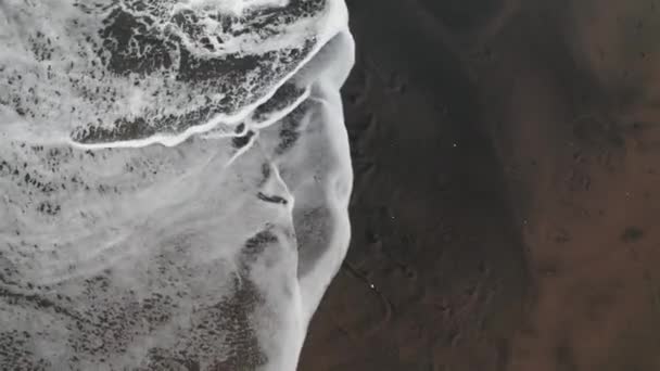 Воздушный Беспилотник Видом Морские Волны Разбивающиеся Черном Песчаном Пляже Видео — стоковое видео