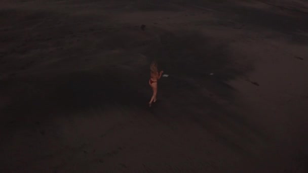 Vista Aérea Drone Menina Bonita Biquíni Relaxante Praia Preta Pôr — Vídeo de Stock